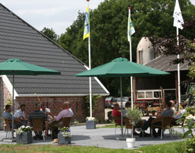 Het terras bij Camping & Boertel De Maarsdijk